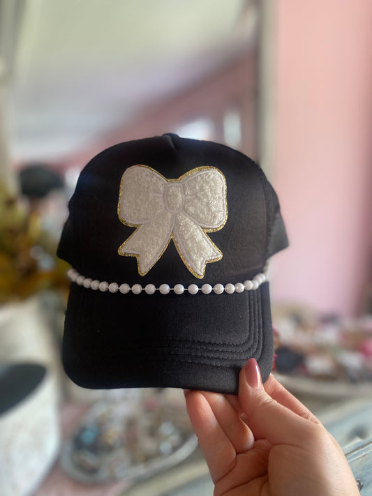 Black trucker hat with bow & pearl chain